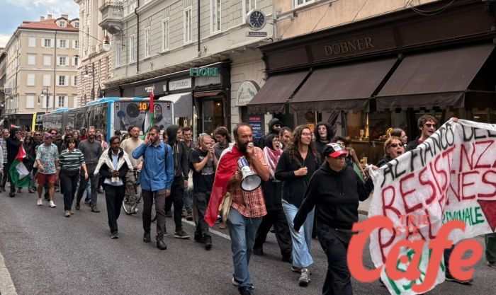 Corteo non autorizzato per la Palestina attraversa corso Italia e via Roma