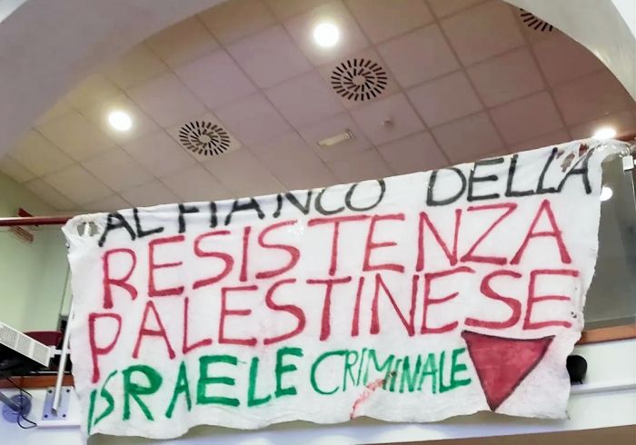 Occupata una sede dell’università di Trieste: esposto lo striscione a sostegno della Palestina 