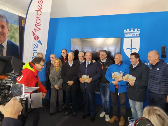 Batiscafo Trieste, sotto la pioggia in piazza Unità inaugurazione della replica del sommergibile