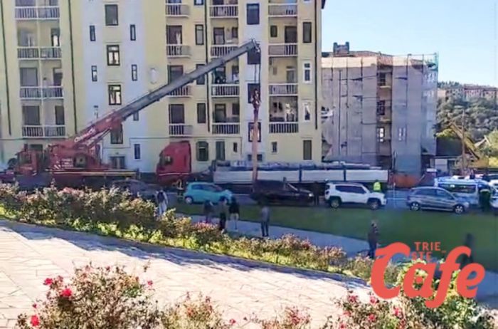 Traffico in tilt in via Fabio Severo: camion si piega in due nella curva dell’università (VIDEO) 