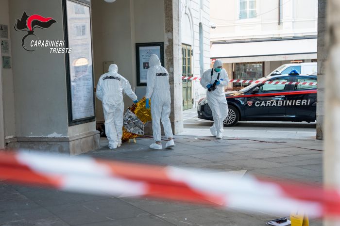 Uomo trovato senza vita sotto il portico del Teatro Verdi, gesto estremo con un coltello