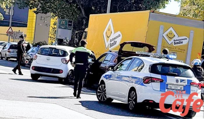 Mancata precedenza in via Flavia, angolo via dei Gravisi: scontro tra due auto 