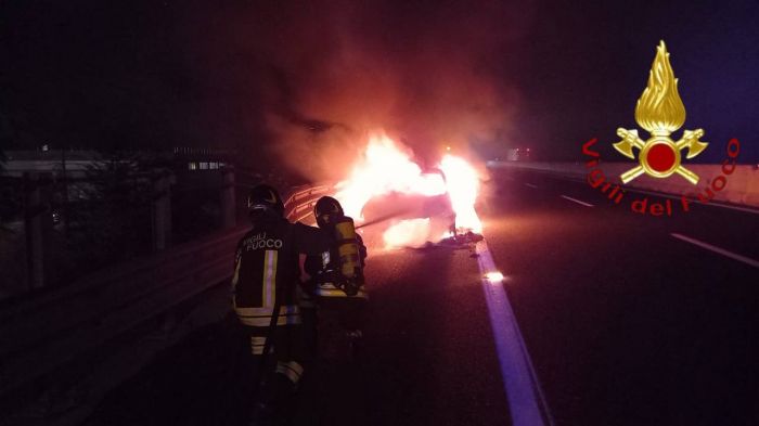 Paura nella notte in A4: auto in fiamme tra San Stino e Portogruaro direzione Trieste