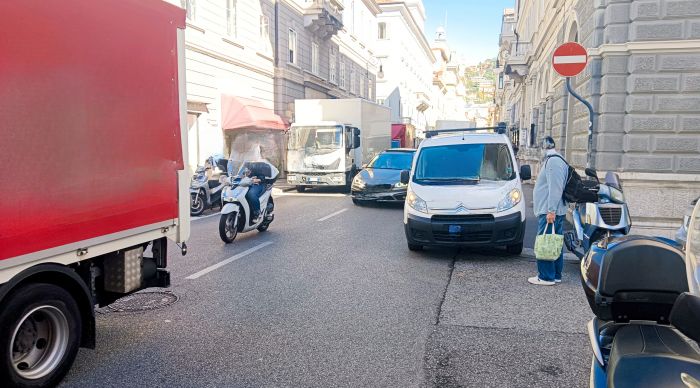 Via Roma, caos traffico e sosta selvaggia: «Autisti costretti a fare lo slalom, bastano 30 paletti!»