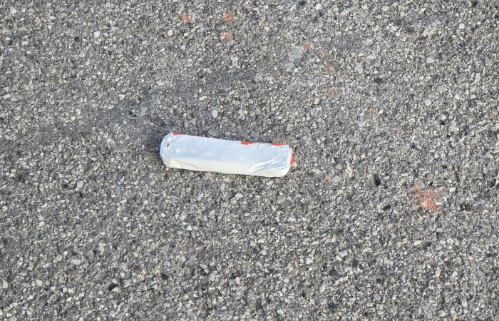 Dolce risveglio in via del Veltro: trovata per terra una barretta di cioccolata misteriosa