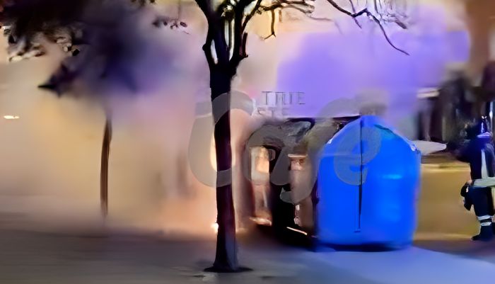 Trieste, incendio nella notte in largo Barriera: cassonetto in fiamme, probabile origine dolosa (VIDEO) 