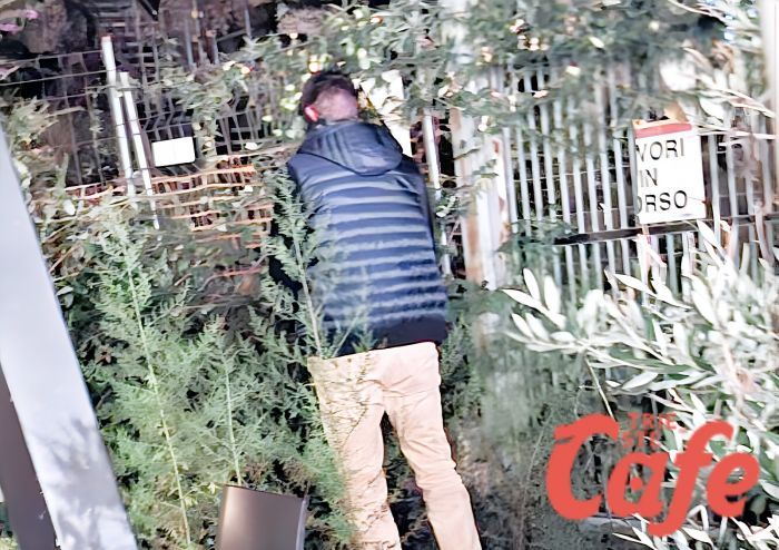 Imbriaghela urina su arredi esterni di un locale vicino piazza Unità: staff protesta, ma lui li insulta