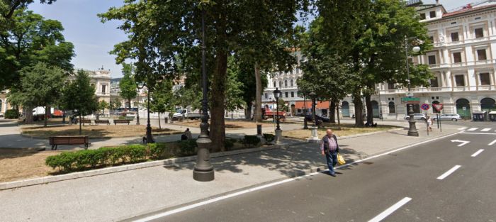 Parcheggi impossibili e degrado in zona piazza Libertà”: segnalazione di una residente triestina