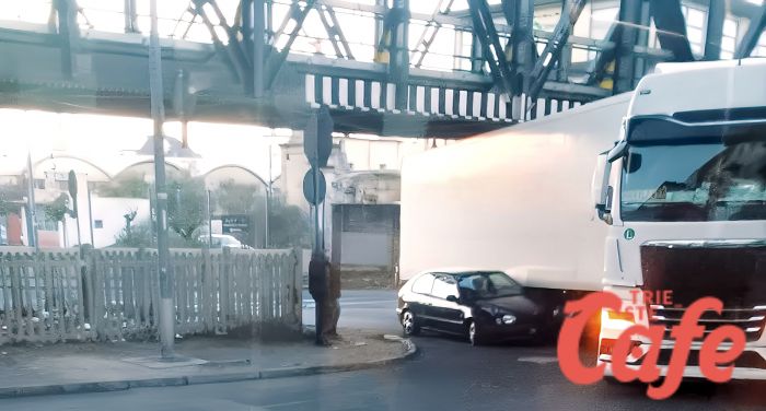 Trieste, auto si incastra accanto a un tir sotto il ponte di Scalo Legnami: rilievi in corso