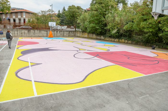 Alla scuola Roli inaugurato il nuovo campo da basket decorato dagli studenti del Max Fabiani