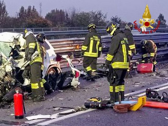 Fvg, grave incidente all’alba sul raccordo RA16: due feriti estratti dalle lamiere