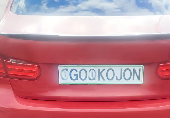 Trieste, spunta la targa “Go Kojon”: il morbin corre su quattro ruote