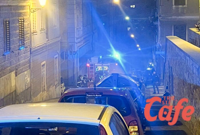 Trieste, cassonetto in fiamme in piazza Peucher: intervento dei Vigili del Fuoco nella notte