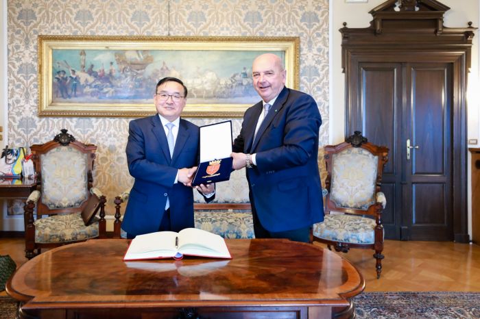 Dipiazza accoglie l’ambasciatore della Cina Jia Guide per rafforzare i rapporti bilaterali