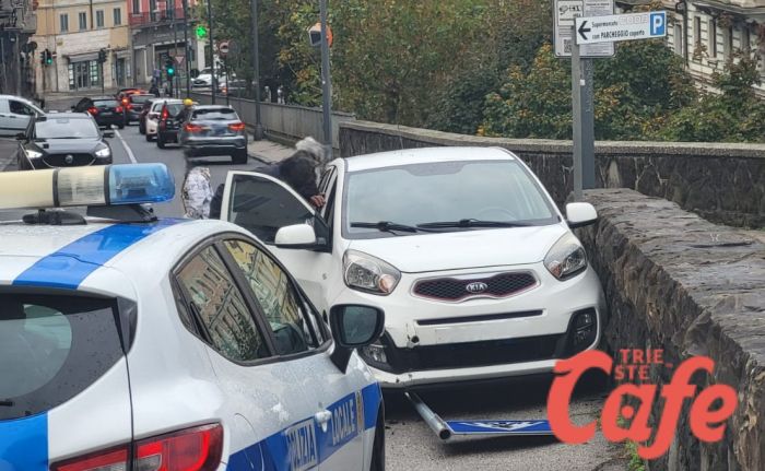 Molino a Vento: ultra ottantenne si schianta contro il muretto, abbattuto un segnale stradale