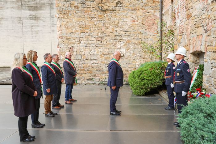 Le istituzioni unite per la memoria: omaggio ai caduti tra foibe, monumenti e cimiteri storici