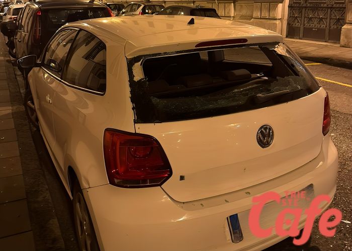 Trieste, auto vandalizzata in via Cadorna: vetro posteriore distrutto nella notte