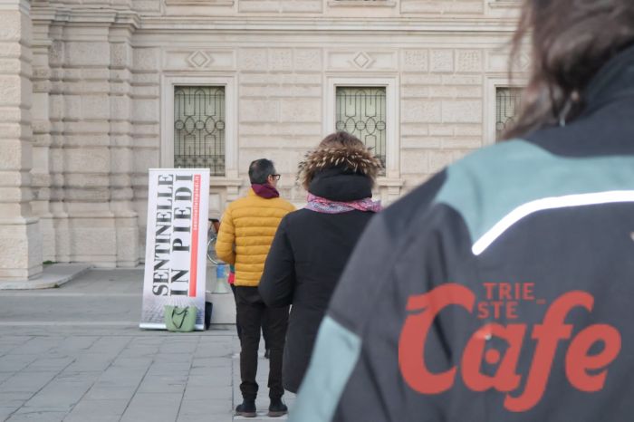Una ventina di “sentinelle” in piedi a Piazza Unità: silenzio e veglia per la vita (VIDEO) 