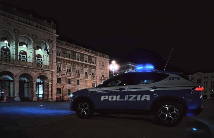 Polizia di Trieste rimpatria un 22enne tunisino condannato per violenza sessuale di gruppo 