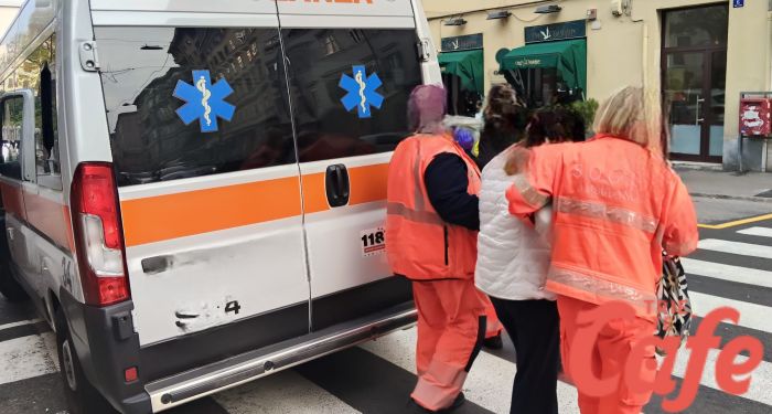 Tombino fuori posto, a San Giacomo 77enne cade a terra: guardia giurata la soccorre subito 