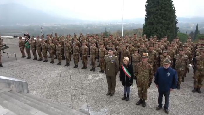 Oslavia, la lezione del sacrificio: gli aspiranti Alpini del Centro Addestramento in raccoglimento