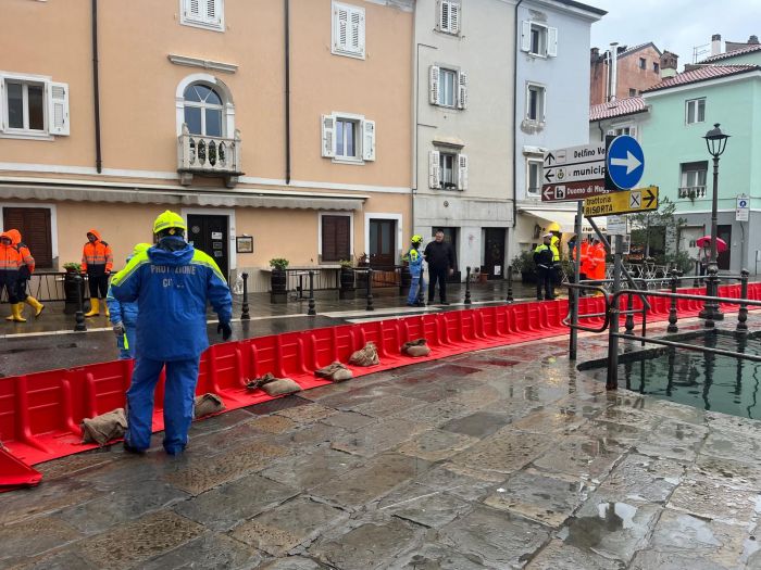 Muggia monta le paratie sul Mandracchio: traffico chiuso e Delfino Verde sospeso