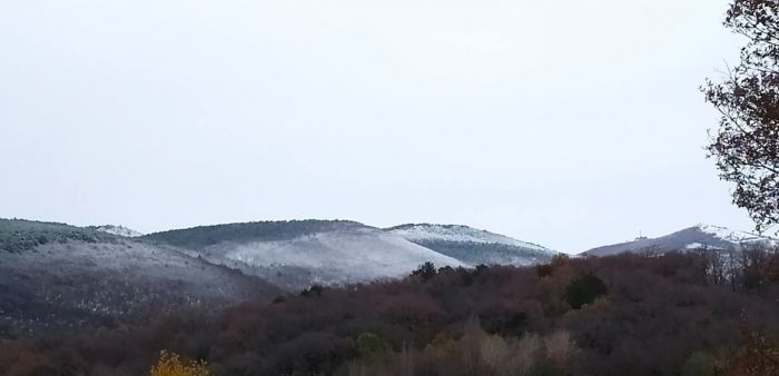 Carso sloveno imbiancato, grandine a Opicina: Trieste si sveglia nell’inverno anticipato