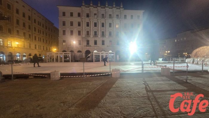 Trieste si prepara alla magia: prende forma la grande pista di pattinaggio di piazza Ponterosso