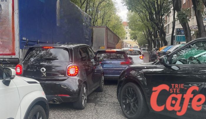 Traffico in tilt nel centro di Trieste: camion in colonna verso il molo 4 e città paralizzata