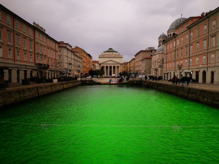 Canal Grande si tinge di verde: Trieste al centro dell’azione nazionale “Fermare l’Ecocidio”