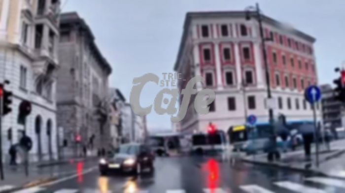 Piazza Libertà: auto contromano dopo una svolta azzardata da largo Santos (VIDEO) 