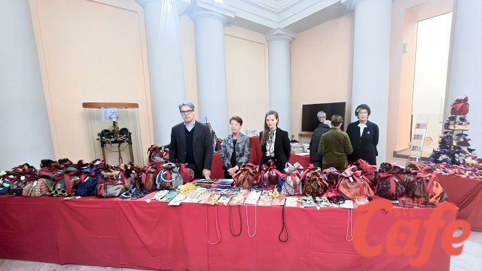 Natale di Solidarietà: il Mercatino della Banfield porta creatività e sostegno agli anziani fragili