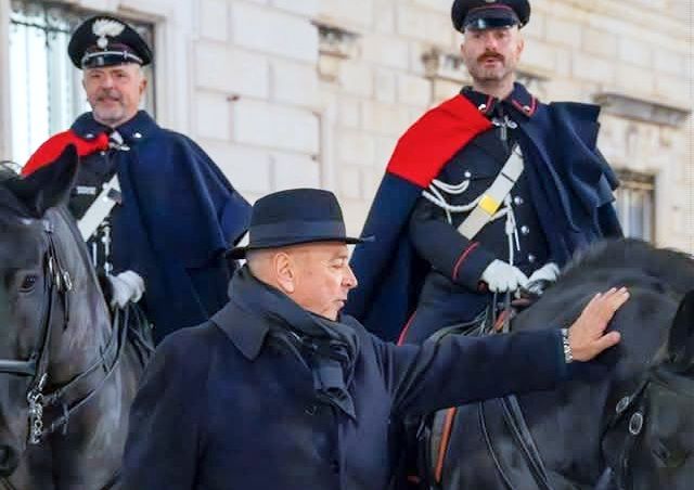 La carezza del sindaco: Dipiazza e il cavallo dell’Arma illuminano il Natale triestino