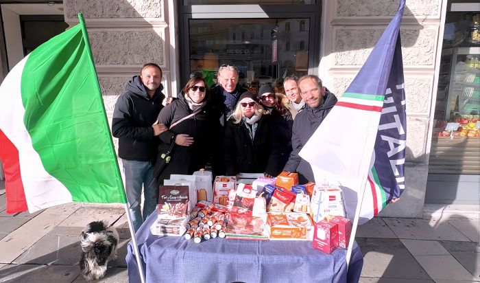 Raccolta di San Nicolò, boom di generosità: Fratelli d’Italia riempie Piazza Goldoni di solidarietà (VIDEO)