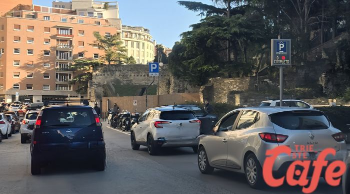 “Per fare un chilometro serve venti minuti”: triestino sul traffico in centro