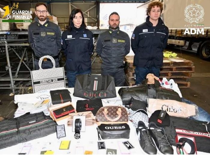 Falso lusso, blitz al porto di Trieste: sequestrati 315mila articoli di abbigliamento