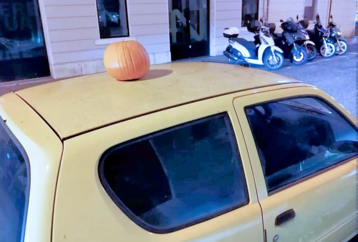 Via Torrebianca, chi ha messo una zucca sul tetto dell'auto? L’enigma della notte triestina