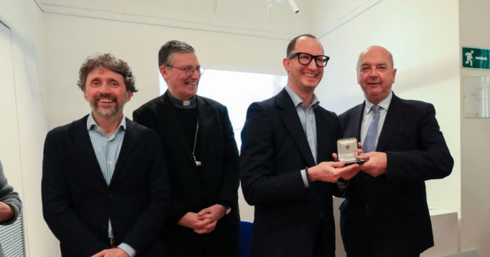 Medaglia bronzea del Comune alle Acli di Trieste per gli 80 anni: inaugurata la mostra celebrativa