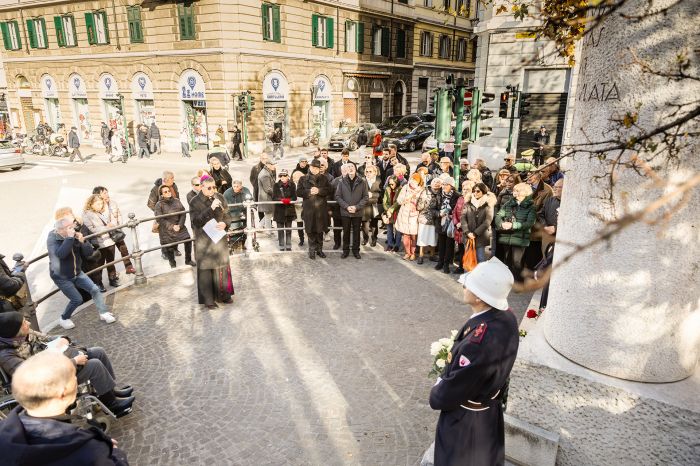 Luce, fede e tradizione mariana: il sindaco Dipiazza rende omaggio alla stele dell’Immacolata