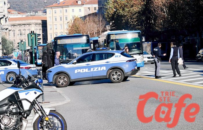 Allarme in pieno centro: pacco sospetto fa chiudere via Carducci, intervengono gli artificieri