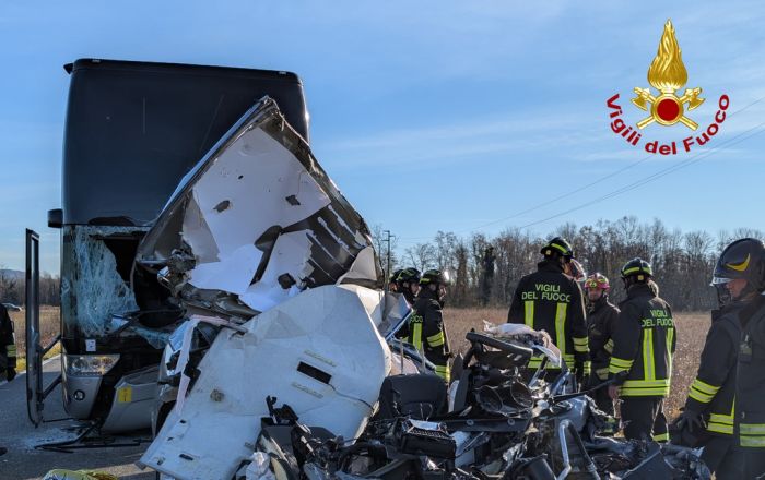 Schianto all’alba a Maniago: autobus con studenti contro un’auto, un morto e diversi feriti