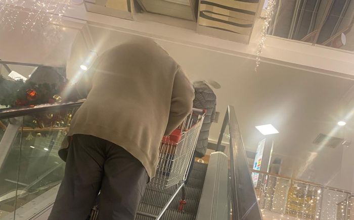 Scala mobile usata con il carrello a Trieste, discussione sulle regole ignorate