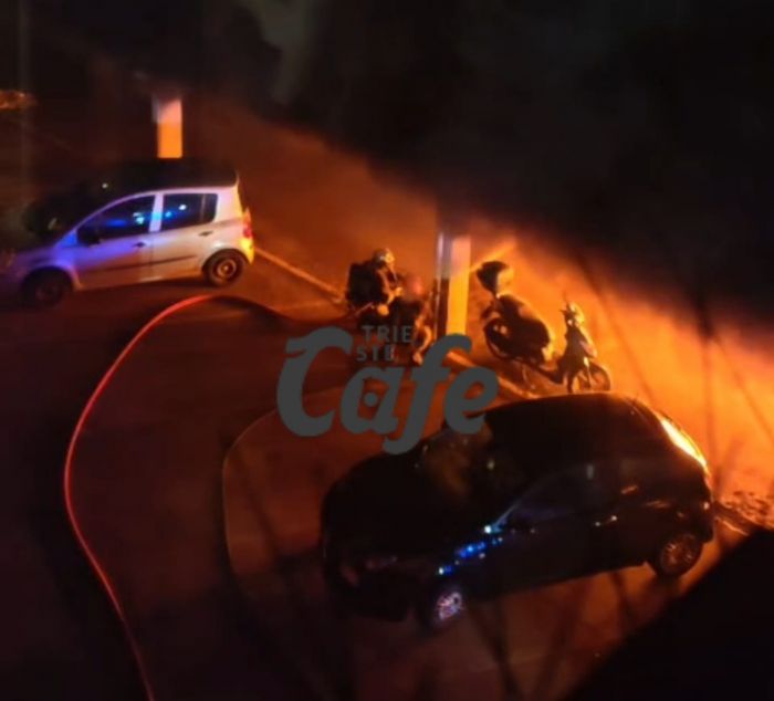 Fiamme nella notte a Borgo San Sergio: tornano gli incendi alle ‘case dei Puffi’ (VIDEO) 