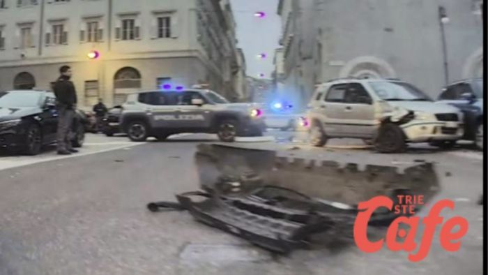 Mattinata di caos in piazza Giotti: incidente tra due mezzi, coinvolta un’auto della polizia