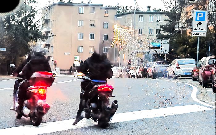 Ponziana, quando il gioco diventa pericolo: scooter in corsa e petardi lanciati in strada in pieno giorno