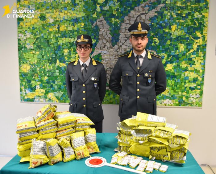 Pacchi dal Belgio, ma non era un regalo: la Finanza apre e trova 50 chili di tabacco