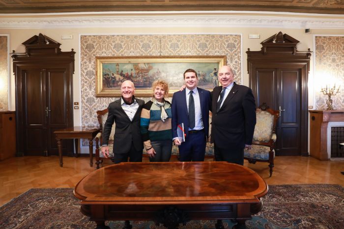 Trieste applaude il suo asso dei cieli: Tiziano Bernard, miglior istruttore di volo USA, dal sindaco