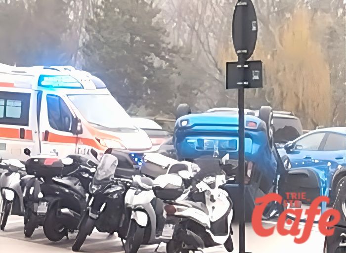 Via Forlanini, auto cappottata davanti alla scuola: conducente ferito e ambulanza a Cattinara