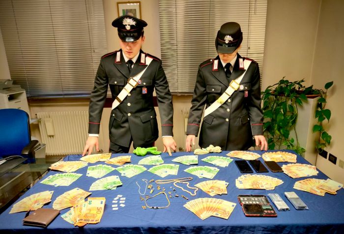 A 89 anni vittima della truffa dell’incidente: salvato in extremis dopo il sacchetto lanciato da finestra