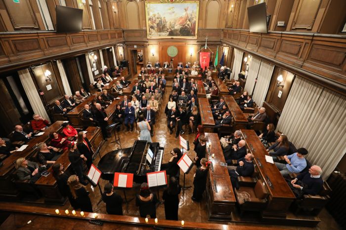 Note di Natale nel cuore delle istituzioni: la Sala del Consiglio comunale si apre alla musica e alla città